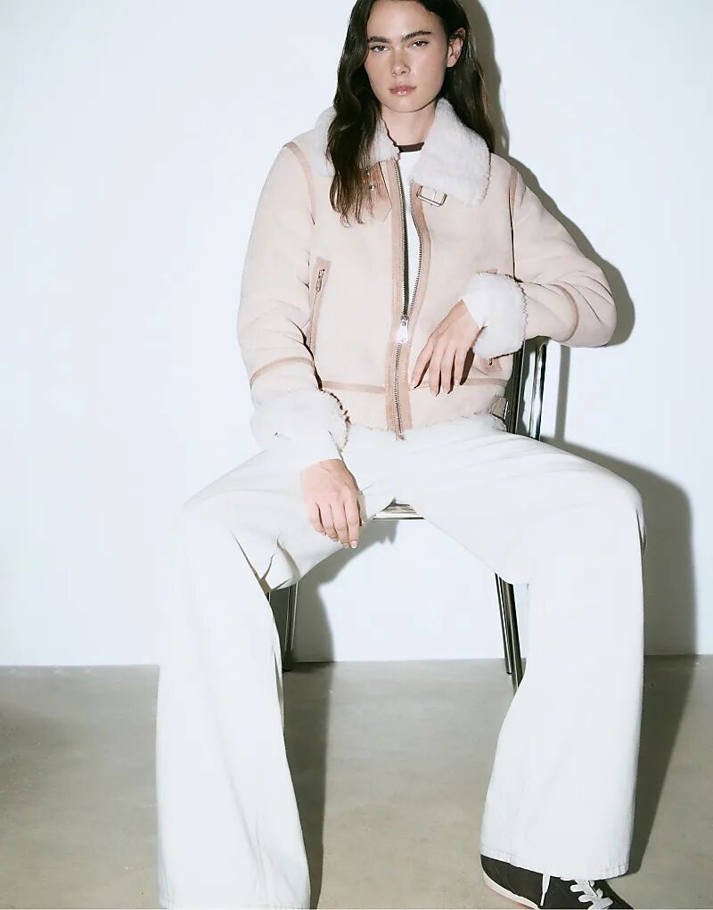 

Куртка Stradivarius прямого кроя на подкладке из искусственной овчины цвета экрю