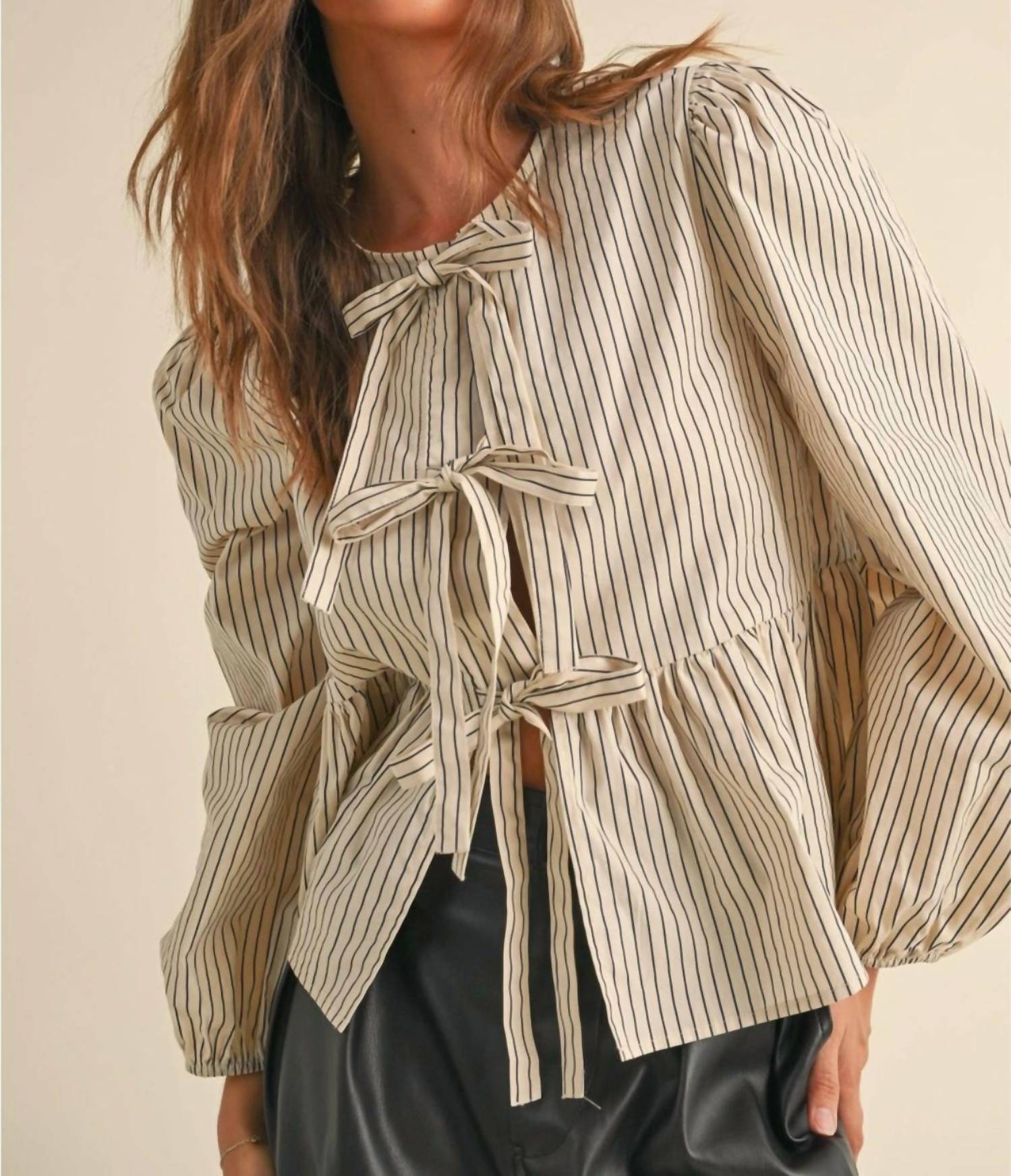 

Luna Полосатый хлопковый топ с галстуком в бежевом цвете MIOU MUSE