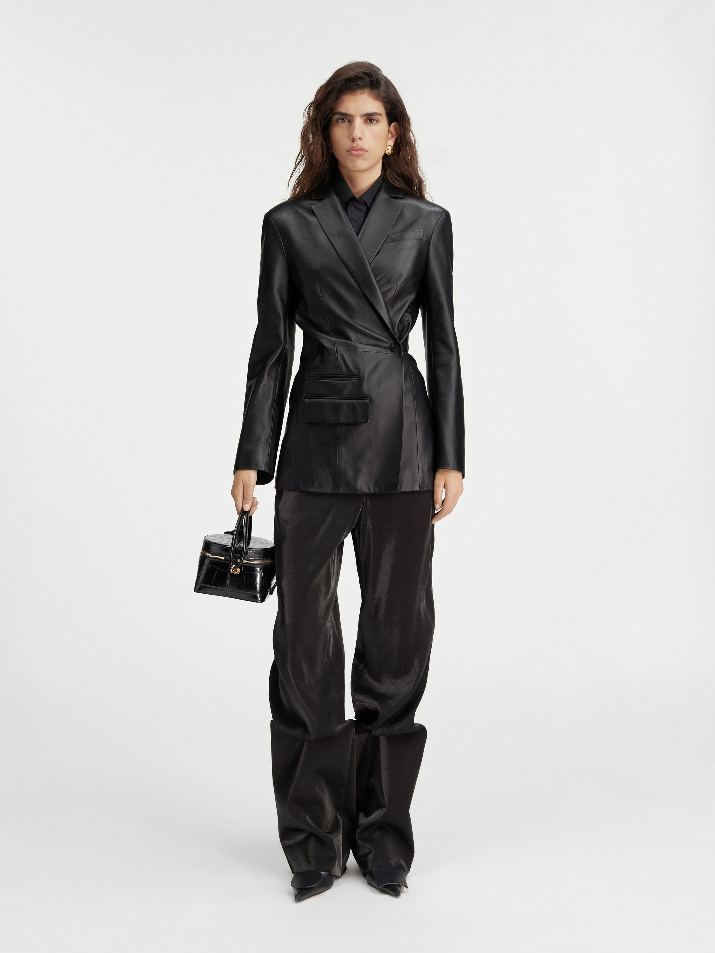 

Асимметричный кожаный пиджак JACQUEMUS The Tibau leather jacket, черный