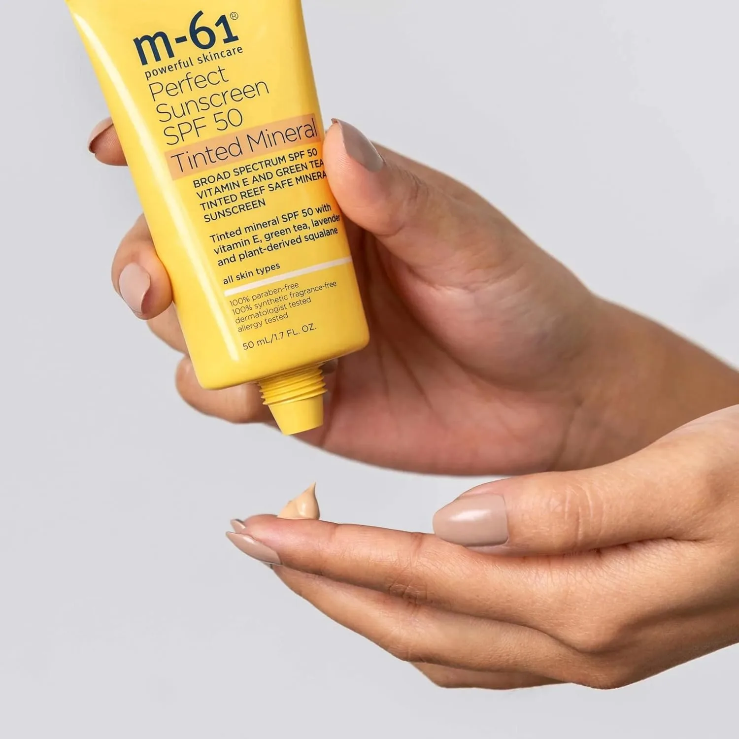 m-61 Perfect Mineral Sunscreen SPF 50 | Безопасный для коралловых рифов минеральный солнцезащитный крем SPF 50 с витамином Е и зеленым чаем, Tinted — фото 3