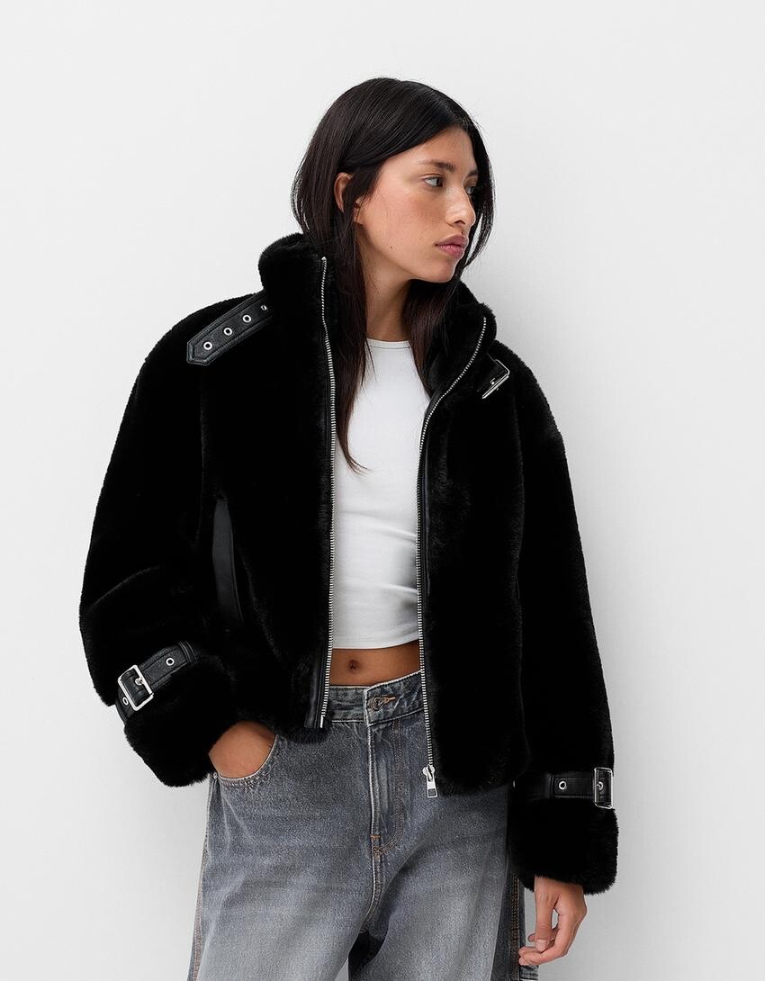 

Куртка из искусственной овчины с высоким воротником Bershka, черный