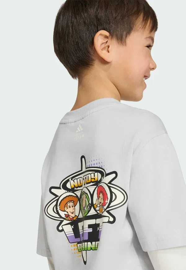 Футболка Adidas Pixar Toy Story Long Sleeved Top Adidas Sportswear, светло-серый меланж офф-вайт — фото 3