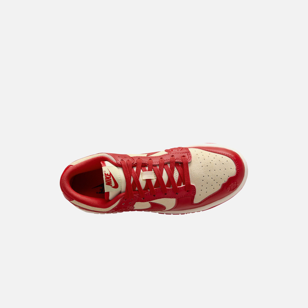 Кроссовки Nike WMNS Dunk Low SE, цвет Coconut Milk/University Red/Pale Ivory — фото 4