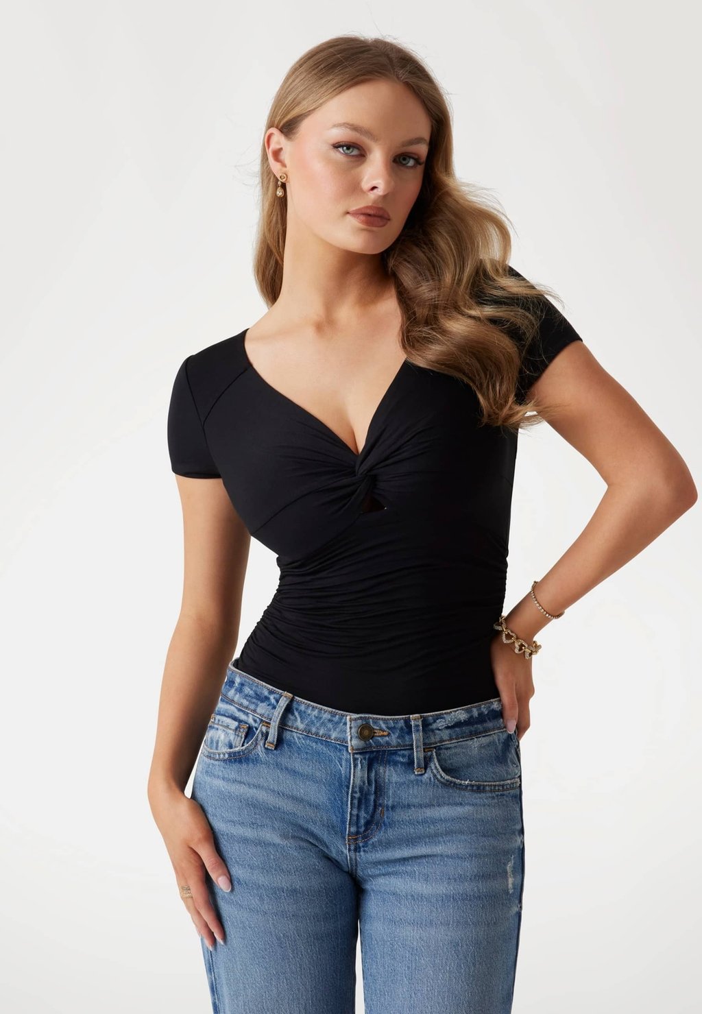 

Базовая футболка CROPPED HERZAUSSCHNITT Guess, черный