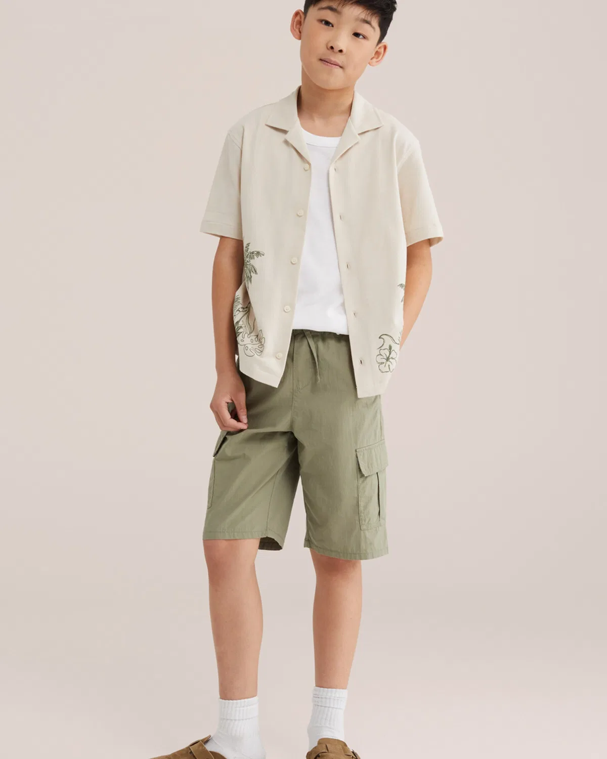 Рубашка We Fashion Regular fit Button Up Shirt Jongens бежевого цвета — фото 4