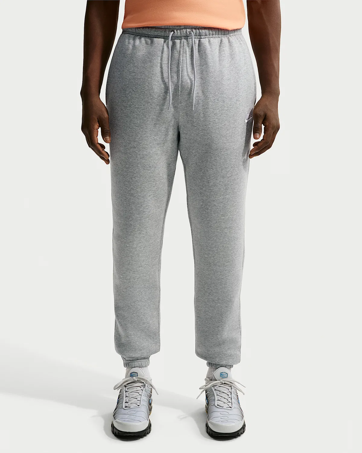 Мужские спортивные штаны Nike Club на флисе с манжетами, Dark Grey Heather/Light Smoke Grey/White — фото 2
