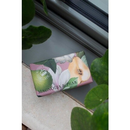 The English Soap Company Royal Botanical Gardens Kew Wrapped Мыло Роскошное мыло с маслом ши и грушей Увлажняющее мыло для лица и тела с ароматом магнолии и груши 240 г — фото 3