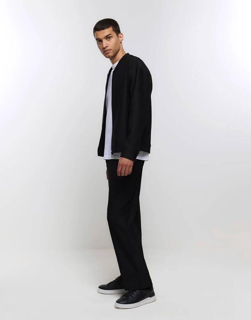 

Черные зауженные брюки со складками River Island