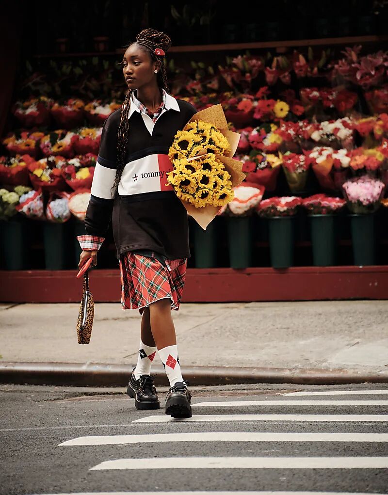 

Юбка миди Tommy Girl в клетку тартан с пряжкой красного цвета от Tommy Jeans