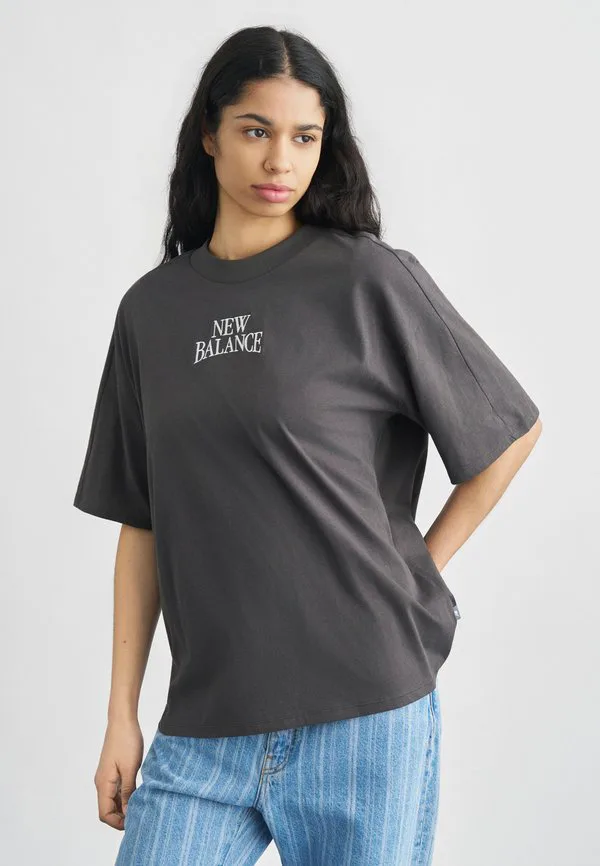 

Футболка с принтом linear heritage оверсайз New Balance, Faded Black, Черный, Футболка с принтом linear heritage оверсайз New Balance, Faded Black