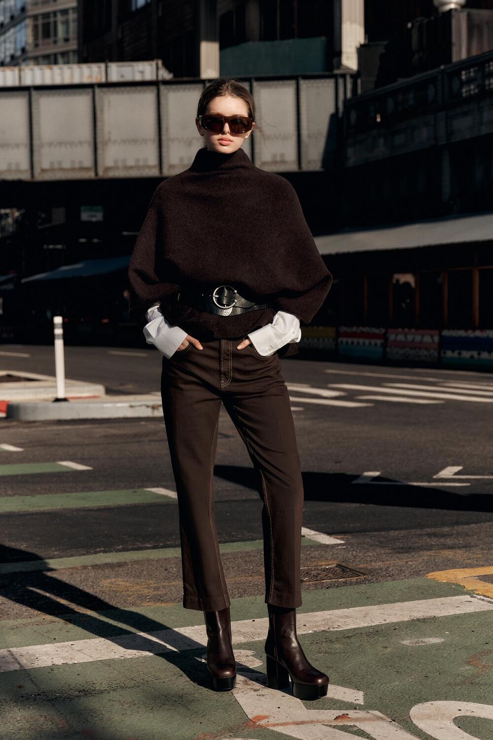 

Укороченные джинсы bootcut с высокой талией ZARA, коричневый