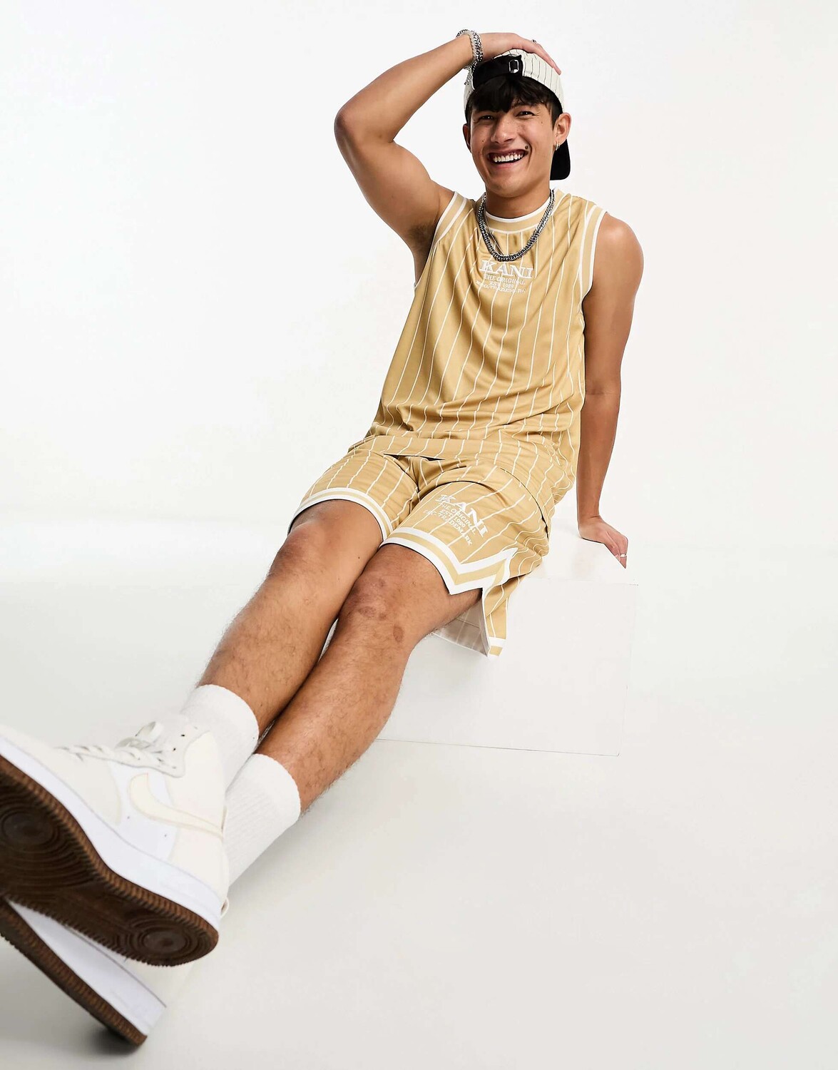 

Бежево-белый жилет в тонкую полоску в стиле ретро от Karl Kani