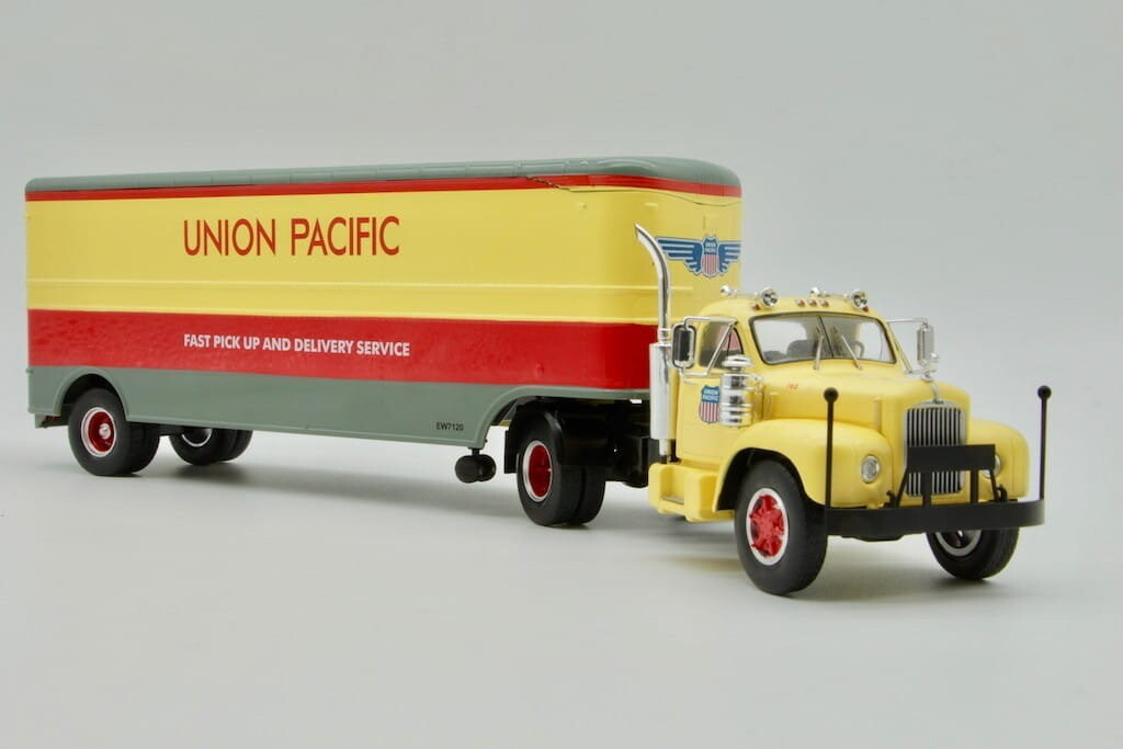 

Mack B 61 Union Pacific Масштаб 1/43 Ixo