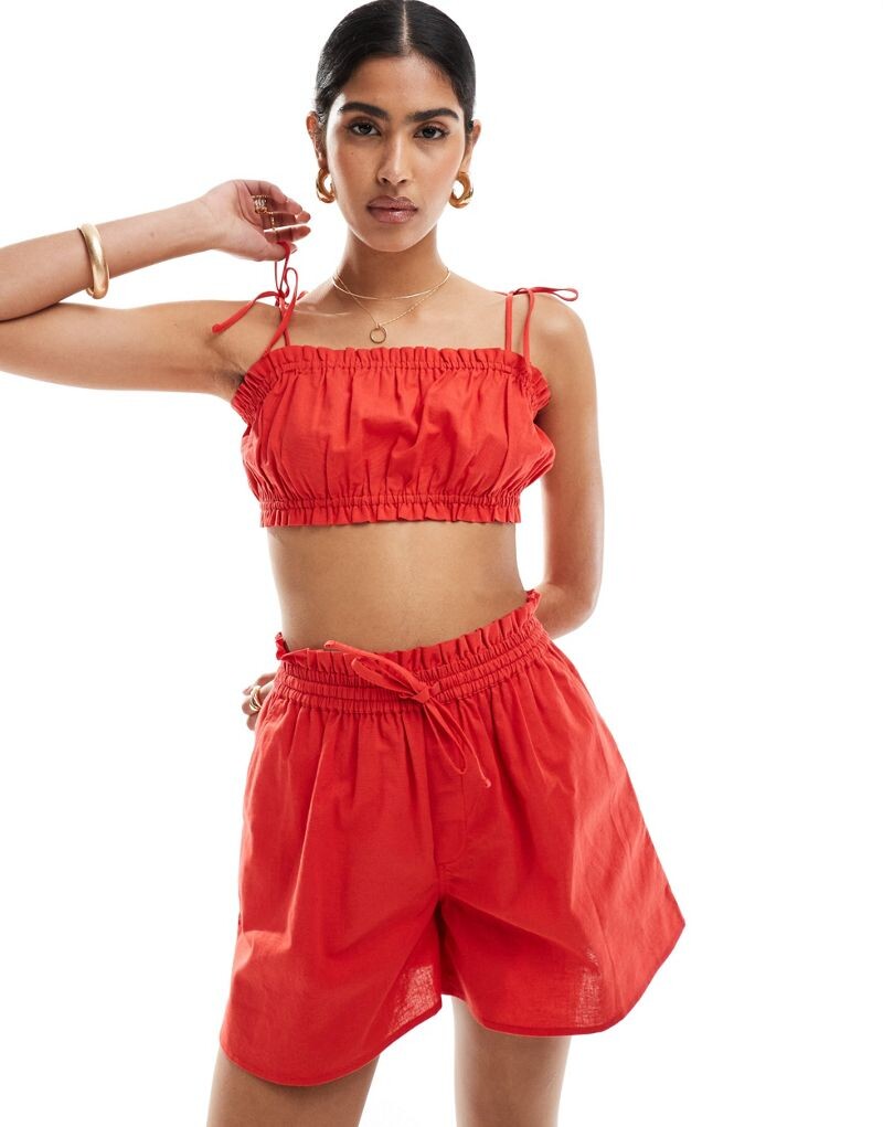 

Укороченный топ красного цвета с рюшами и завязками ASOS DESIGN