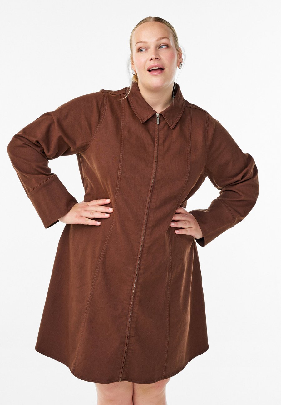 

Платье Zizzi KURZES AUS MIT REISSVERSCHLUSS, Hot Fudge/Brown