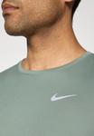 Футболка Nike Performance MILER, Clay Green/Dark Green - фото 6