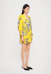 Платье Alice + Olivia CLARISSA DEEP V TIE MINI DRESS, Yellow - фото 4