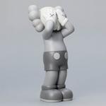 Виниловая фигурка Kaws Holiday UK 2021, серый - фото 2