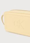 Сумка кросс-боди Calvin Klein BOLD CAMERA BAG, Parsnip/Light Yellow - фото 4