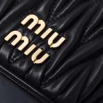 Мателасовый мини-кошелек из кожи наппа черный MIU MIU - фото 5