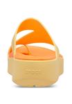 Сандалии GETAWAY PLATFORM TOE LOOP Crocs, цвет Golden Hour - фото 4