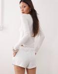Мини-трикотажные шорты Weekday белого цвета - фото 3
