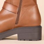 Женские укороченные байкерские сапоги средней длины Amazon Essentials, Tan - фото 5