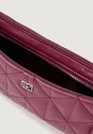 Сумка Calvin Klein QUILTED SMALL SHOULDER BAG, Bordeaux - фото 3