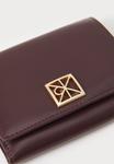 Кошелек Calvin Klein EMBLEM LEATHER MEDIUM TRIFOLD, Fudge/Dark Brown - фото 4