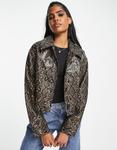 Коричневая укороченная куртка со змеиным принтом ASOS DESIGN - фото 2