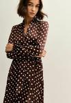 Платье New Look POLKA DOT PLEATED LONG SLEEVE MIDI, Brown Pattern/Brown - фото 4