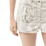 CHANEL Женские джинсовые шорты серого цвета - фото 5