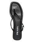 Эмалированные шлепанцы с треугольным логотипом Prada, черный - фото 4