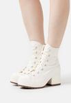 Высокие кроссовки Converse Chuck 70 De Luxe Heel, кремовый - фото