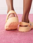 Сабо Crocs Classic персикового цвета - фото 4
