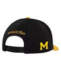 Мужская черная бейсболка Michigan Wolverines Team Script 2.0 Snapback Mitchell & Ness - фото 2
