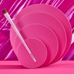 Кисть для теней Throwing A Little Shade Essence - фото 4