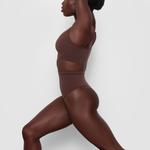 Стринги средней талии SKIMS Seamless Sculpt, цвет Cocoa - фото 3