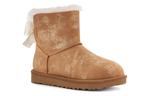 Угги (WMNS) UGG Mini Bailey Bow Glimmer Chestnut - фото 4