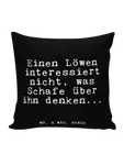 Подушка Mr & Mrs Panda 40x40 Einen Löwen interessiert nicht, черный - фото
