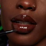 Блеск для губ Масло 53 Lava Cake 8 мл NYX PROFESSIONAL MAKEUP - фото 9