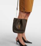 Сумка-ведро Cassandre из кожи Pochon Saint Laurent, Light Musk - фото 7