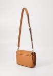 Сумка кросс-боди Guess MERIDIAN FLAP, Cognac - фото 2