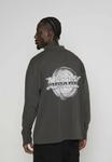 Топ Multiply Apparel OVERSIZE LONGSLEEVE SWIRL, Phantom/Anthracite - фото 4