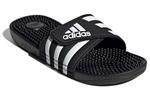 Тапочки adissage slides 'core black' Adidas, черный - фото 2