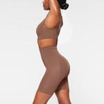 Шорты до средины бедра SKIMS Seamless Sculpt, цвет Jasper - фото 3