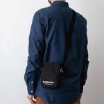 Burberry Сумка-мешок с вертикальным принтом логотипа черная - фото 5