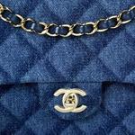 CHANEL Классический клатч из денима с логотипом CF - фото 3
