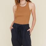 Майка Arynn в цвете Sand Dune XIRENA - фото