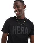 Футболка черного цвета с этикеткой regular fit Hera - фото
